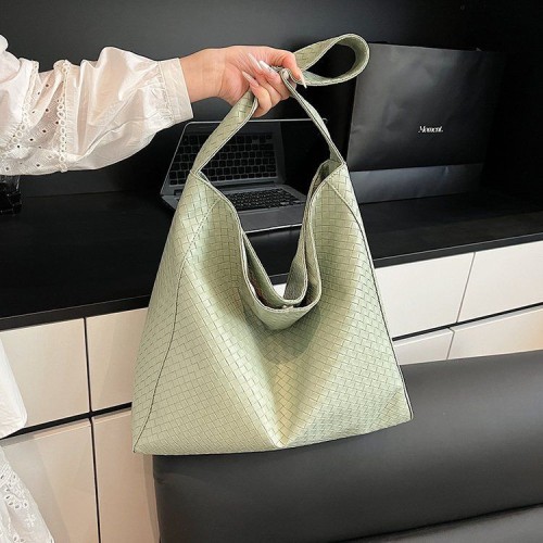 New style shoulder bag, fashionable and versatile, high-end commuting to work, large capacity tote bag